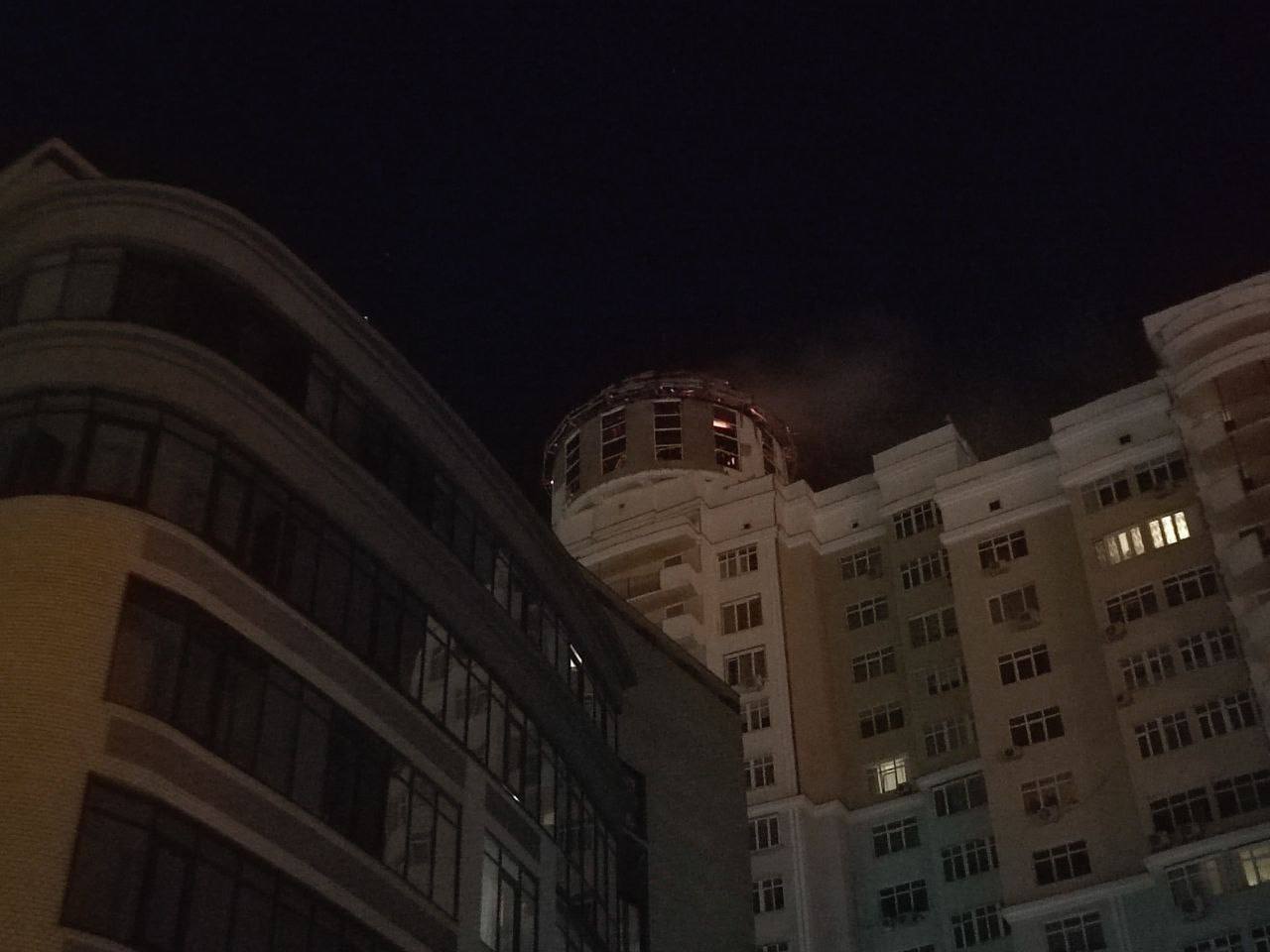 В Белгороде более трёх часов полыхал купол здания в центре города 