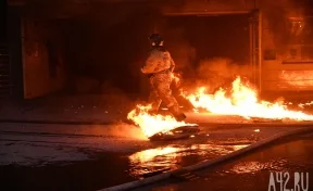 В Ленинск-Кузнецком округе сгорел гараж с двумя иномарками, квадроциклом и прицепом