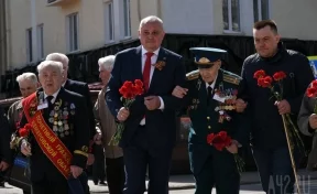 Власти Кузбасса и ветераны возложили цветы к Мемориалу Славы воинов-кузбассовцев