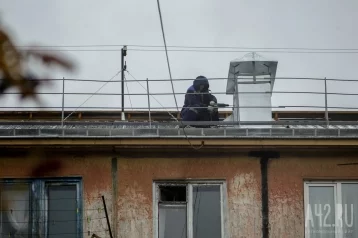 Фото: В Кузбассе мэр города забрался на крышу пятиэтажки 1
