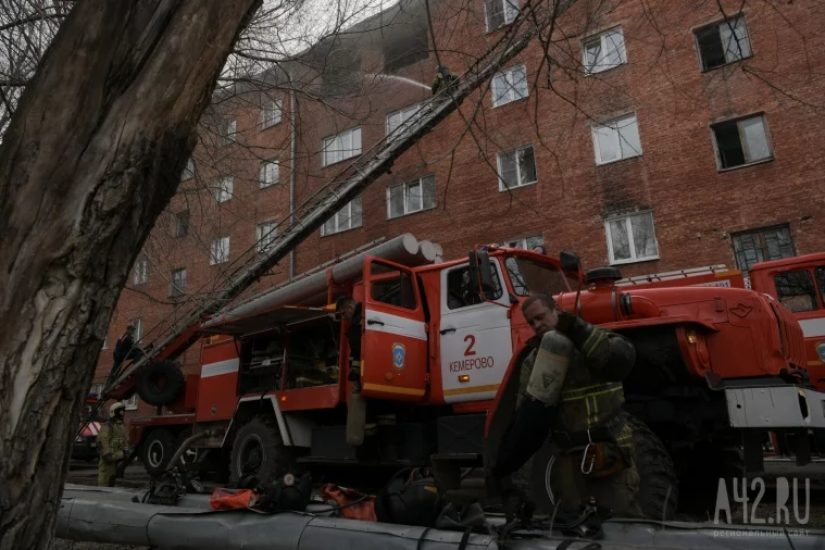 Фото: Пожар в кемеровском общежитии тушили 55 человек 10