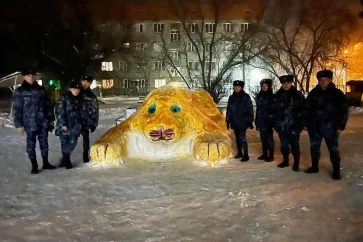 Фото: В Кузбассе курсанты построили большую снежную фигуру кролика для детей, больных раком 2