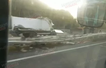 Фото: «Страшная авария»: на дороге Кемерово — Новокузнецк из-за ДТП с пострадавшими ограничили движение 1