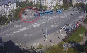 Наезд на девушку-пешехода в центре Кемерова попал на камеру