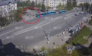 Наезд на девушку-пешехода в центре Кемерова попал на камеру