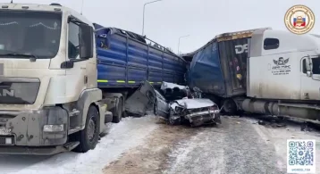 Фото: В Пермском крае столкнулись 12 машин, пострадали 2 человека 1