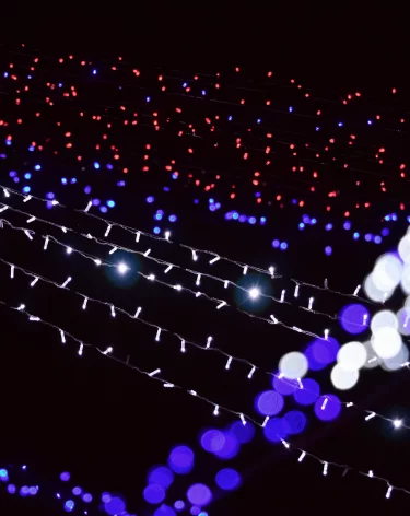 Россиян могут оштрафовать на 15 тысяч рублей за гирлянды на фасаде дома