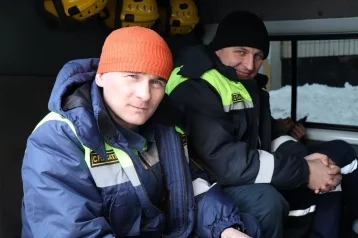 Фото: В Кемерове спасатели пришли на помощь ребёнку, закрытому в машине 1