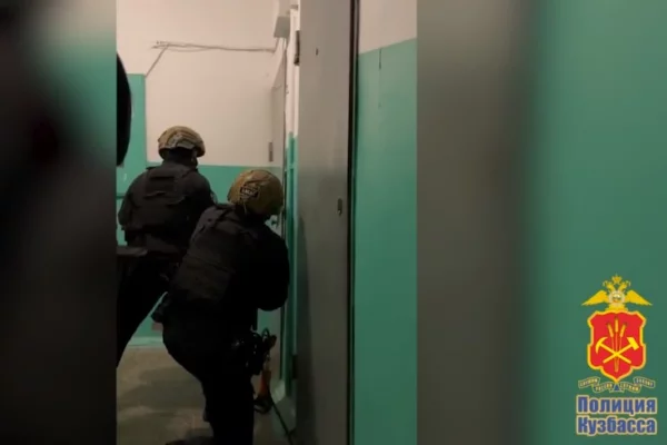 Три жителя Томска похитили 2 млн рублей у пенсионерки в Кузбассе: полиция показала кадры задержания