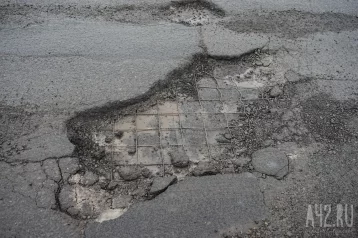 Фото: «Как после бомбёжки»: кемеровчанина возмутило состояние дороги на перекрёстке Ленина — Дзержинского 1