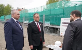 Илья Середюк оценил ход реконструкции мемориальной стены «Тыл — фронту» в Новокузнецке
