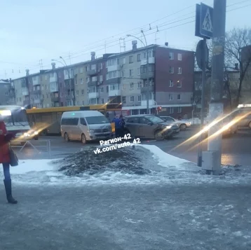 Фото: В Кемерове произошло ДТП с участием автобуса на пересечении проспекта Ленина с улицей Мичурина 1