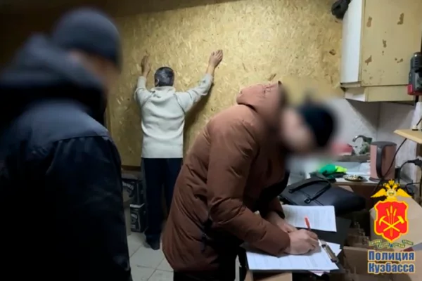 В гараже кузбассовца полиция нашла подпольный цех и алкоголь на 850 тысяч рублей