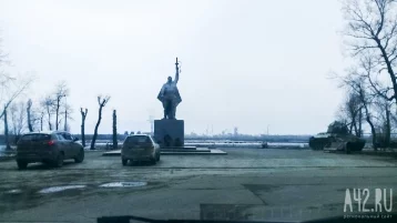 Фото: Кемеровчане возмущены парковкой у Монумента воину-победителю 1