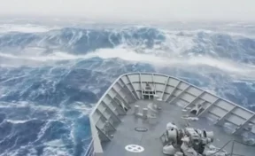 Гигантская волна поглотила военный корабль: инцидент попал на видео