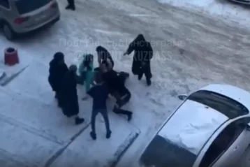 Фото: В Кемерове массовую драку возле подъезда многоэтажки сняли на видео 1