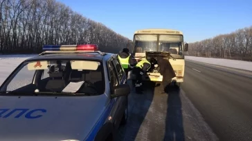 Фото: В Кузбассе полицейские спасли от переохлаждения 12 пассажиров заглохшего автобуса 3