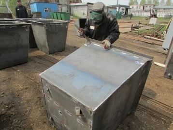 Фото: Кузбасские осуждённые научились делать контейнеры для мусора 1