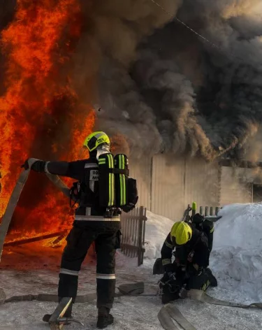 Жилой дом и гараж горели в Кемерове, огонь едва не перекинулся на соседей