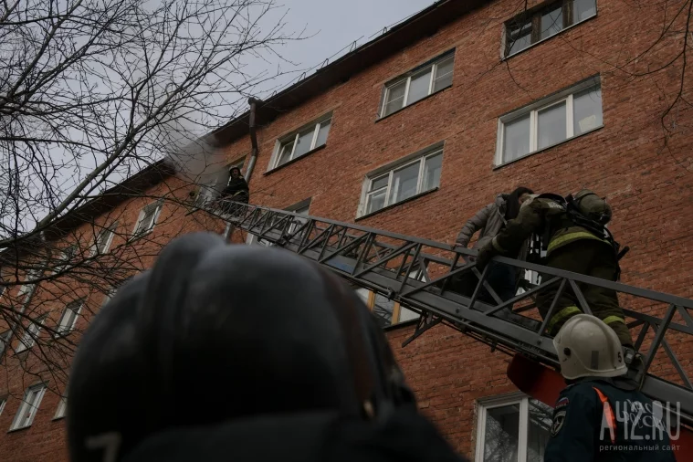 Фото: Пожар в кемеровском общежитии тушили 55 человек 12