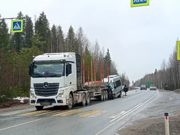 Фото: В Пермском крае автобус с детской хоккейной командой столкнулся с лесовозом 1