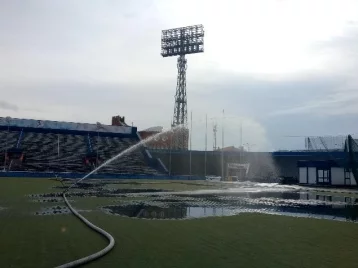 Фото: На открытой арене кемеровского стадиона «Химик» начали заливать лёд 1