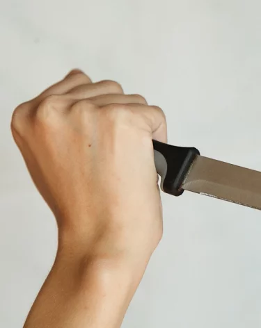 В Казани мужчина ударил подростка ножом в грудь