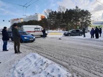 Фото: В Кемерове машина скорой помощи столкнулась с легковушкой 4