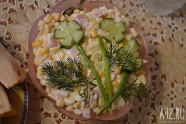 Оливье, алкоголь, сорбенты и суперфуд: врач-гастроэнтеролог — о том, как не отравиться на новогодних выходных