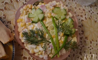 Оливье, алкоголь, сорбенты и суперфуд: врач-гастроэнтеролог — о том, как не отравиться на новогодних выходных