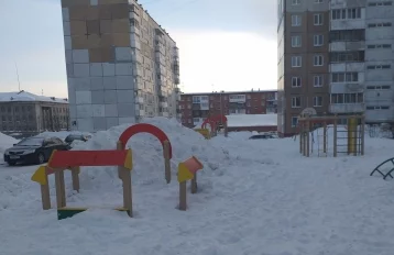 Фото: Кемеровчане пожаловались на горы снега на детской площадке 1