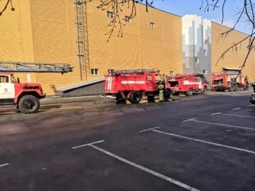 Фото: Несколько пожарных машин возле кемеровского ТЦ напугали горожан 1