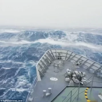 Фото: Гигантская волна поглотила военный корабль: инцидент попал на видео 1