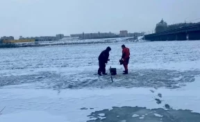 Рыбак застрял на неокрепшем льду посреди реки в Кузбассе