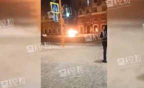 В Кемерове автомобиль загорелся недалеко от ЦУМа: очевидцы сняли ЧП на видео