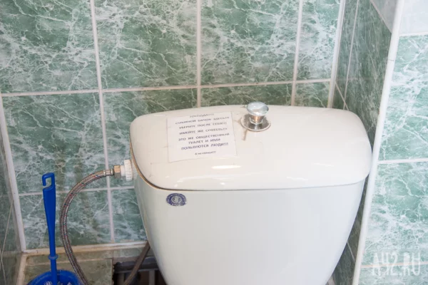 Жильцы многоэтажки в Кемерове пожаловались на запах фекалий в подъезде 