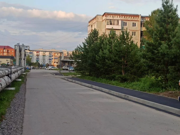 Фото: В Кузбассе дорогу до школы оборудовали тротуарами после жалоб родителей прокурору 2