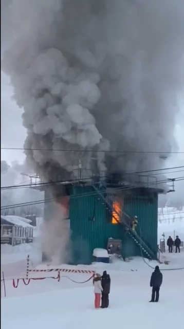 Фото: Пожар на бугельной станции в Шерегеше сняли на видео 1