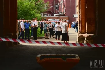 Фото: В Кемерове из дома на улице Островского эвакуировали жильцов, здание проверяют 3
