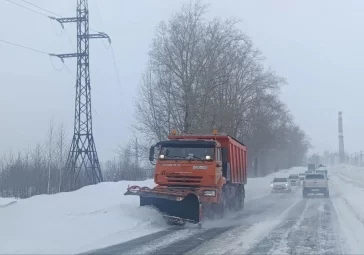 Фото: В Кемерове последствия сильного снегопада устраняют 180 человек и 120 единиц техники 1