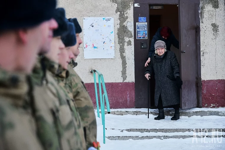 Фото: В Кемерове военный оркестр поздравил женщин-ветеранов с 8 Марта 7
