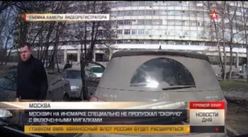 Фото: Видео: водитель внедорожника не пропустил машину детской скорой помощи в Москве 1