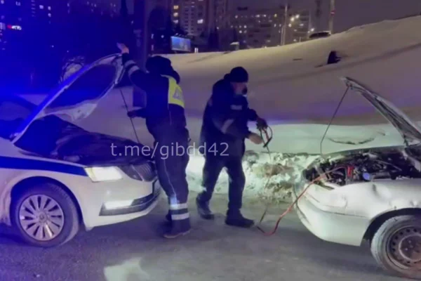 Кузбасские полицейские помогли завести заглохшую на развязке машину
