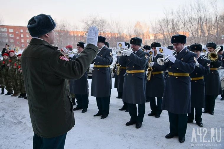 Фото: В Кемерове военный оркестр поздравил женщин-ветеранов с 8 Марта 9