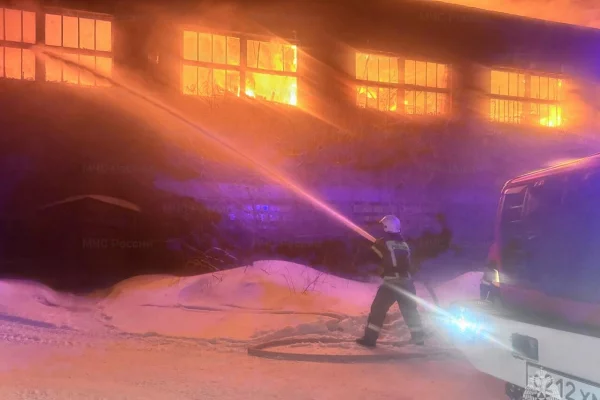 Крупный пожар в цехе по производству домокомплектов разгорелся в Томске