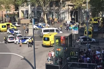 Фото: В Барселоне фургон протаранил толпу: тяжело ранены 32 человека 1