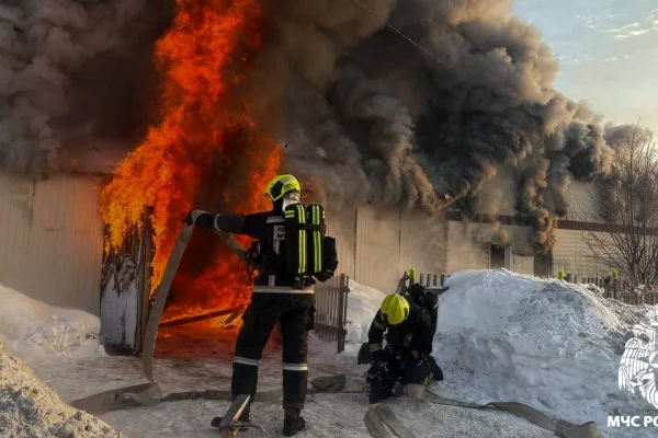 Жилой дом и гараж горели в Кемерове, огонь едва не перекинулся на соседей