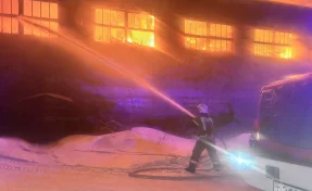 Крупный пожар в цехе по производству домокомплектов разгорелся в Томске