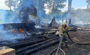 В Кузбассе 16 человек больше часа тушили серьёзный пожар в СНТ