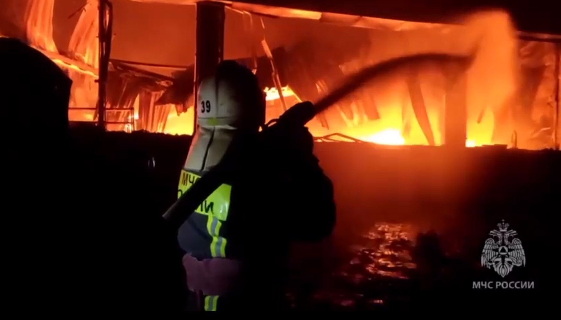В Тольятти произошёл крупный пожар на фабрике дверей. Сотрудники МЧС эвакуироали 15 человек